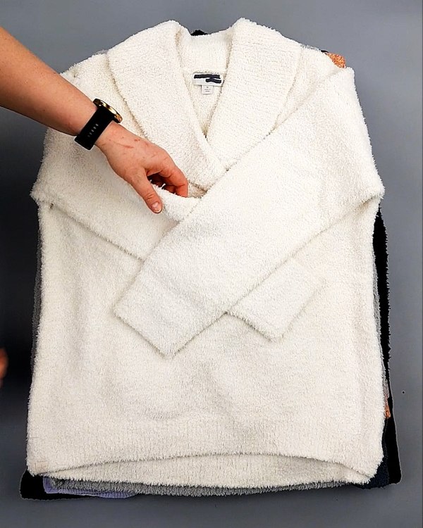 Фотография  768 - Джемпера СТОК CAN 084#7 кг, ЛОТ №7648 оптом в Черкесске и Карачаево-Черкесской республике