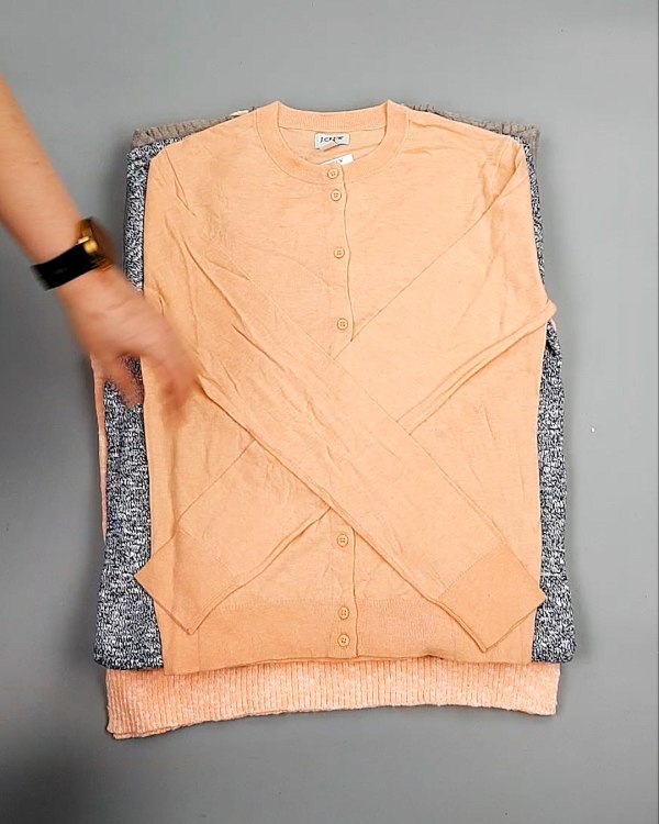 Фотография  247 - Джемпера легкие СТОК CAN 084#7 кг, ЛОТ №7635 оптом в Черкесске и Карачаево-Черкесской республике